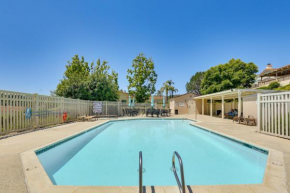 Escondido Townhome with Gas Grill and Golf Acess!